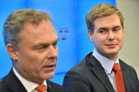 Jan Björklund och Gustav Fridolin på presskonferensen. Foto: Tomas Oneborg