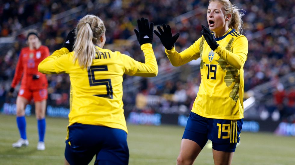 Nathalie Björn och Anna Anvegård jublar efter ett av Anvegårds mål i nattens landskamp mot USA. Sverige förlorade matchen med 2–3.