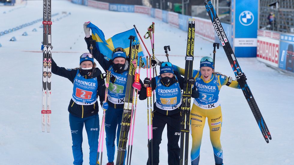 Mona Brorsson, Hanna Öberg, Linn Persson och Elvira Öberg jublar efter segern i Nove Mesto, som innebär att Sverige för första gången har vunnit stafettcupen i skidskytte.