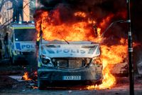 En polisbuss står i brand under påskhelgens upplopp, här i Sveaparken i Örebro. 