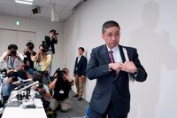 Nissans vd Hiroto Saikawa vid en hastigt sammankallad presskonferens om Ghosns gripande på måndagen.