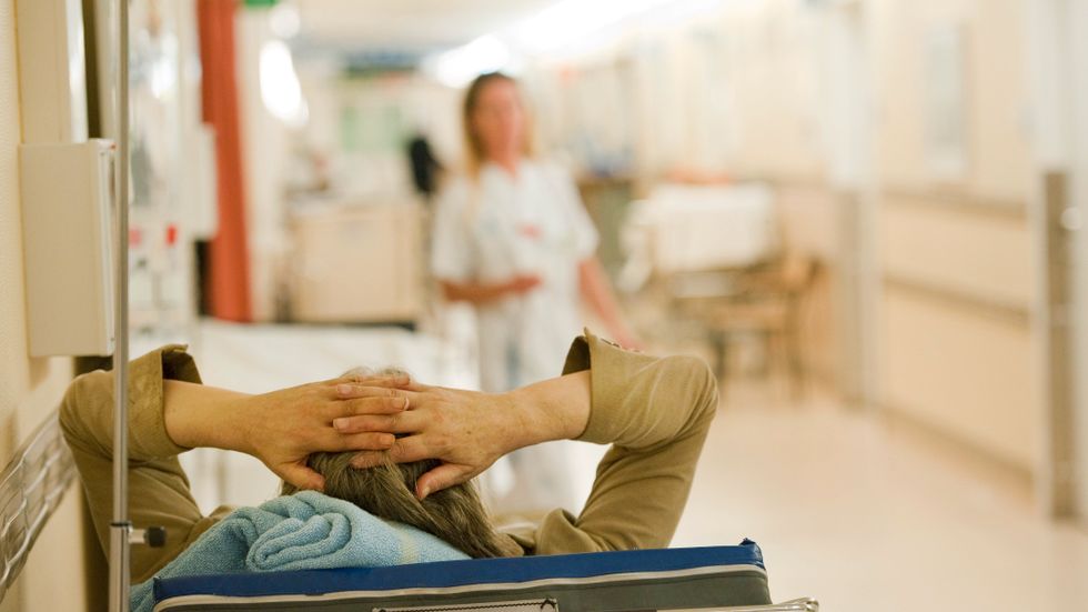 Fullbelagt på landets sjukhus innebär att patienter vårdas på fel avdelning, läggs i korridoren – eller inte kan läggas in alls. Förra året dog 13 patienter på grund av platsbrist.