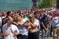 Människor i Manchester håller en tyst minut för att minnas offren för självmordsdådet för ett år sedan. Ariana Grande skickade meddelanden till sina fans.