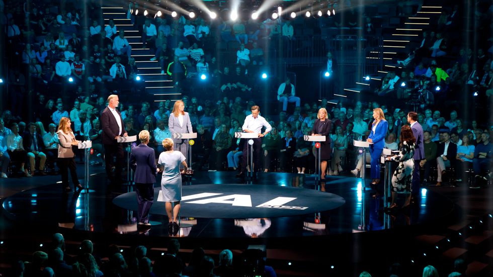 Från vänster: Nooshi Dadgostar (V), Johan Pehrson (L), Annie Lööf (C), Ulf Kristersson (M), Magdalena Andersson (S), Ebba Busch (KD), Ulf Kristersson (M) och Märta Stenevi (MP) under TV4:s partiledardebatt.