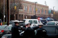 Poliser utanför Great Mills High School i USA där en elev skottskadade två andra elever allvarligt innan han själv sköts till döds.