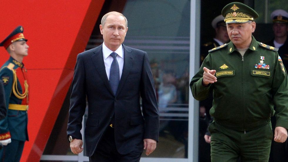 Ryssland har genomfört en kraftig modernisering av krigsmakten sedan kriget mot Georgien 2008. Här ses Vladimir Putin med försvarsminister Sergej Sjoigu under en uppvisning av nya ryska vapensystem i juni.