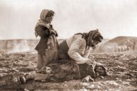 En armenisk kvinna böjer sig ned vid sitt döda barn. Bild från det armeniska folkmordet 1915. 