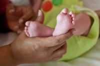 En baby född av en surrogatmamma i Indien 2015. Indien och Thailand har nu förbjudit utlänningar att använda surrogatmödrar. 