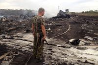 Ryssland vägrar FN att utreda ansvaret för nedskjutningen av MH17, här nedslagsplatsen övervakad av ryskstödd soldat.