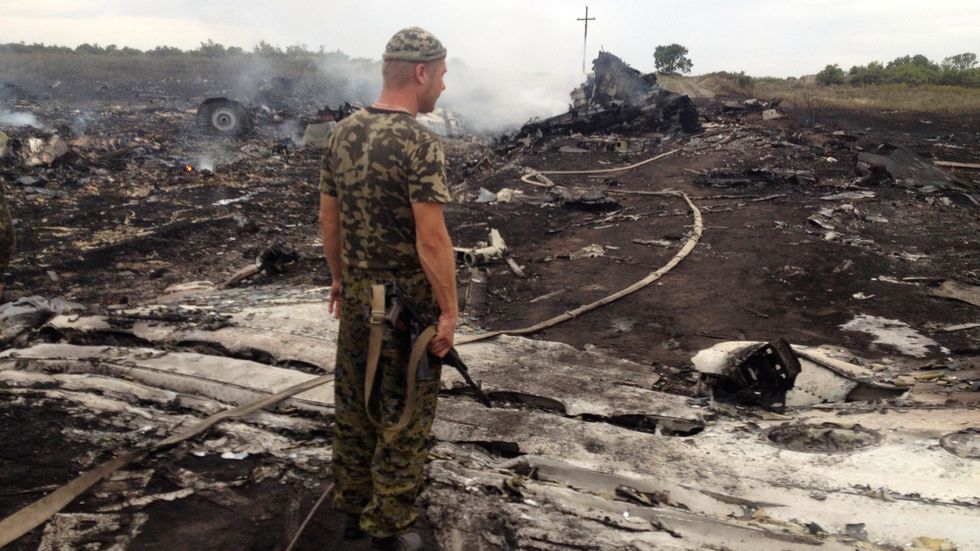 Ryssland vägrar FN att utreda ansvaret för nedskjutningen av MH17, här nedslagsplatsen övervakad av ryskstödd soldat.