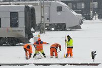 Trafikverkets personal kämpar med att hålla undan snön från en växel på bangården i Malmö under ett intensivt snöfall. Sådana här problem hoppas Trafikverket lösa med snösmältare.