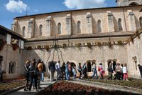 Klostret Abbazia di Cassamari erbjuder boende med utsikt över den blommande innergården.