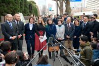 13 samkönade par stämmer Japan på alla hjärtans dag för rätten att gifta sig.
