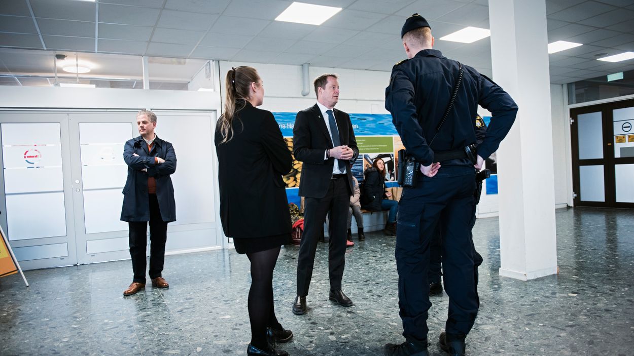 Migrationsminister Anders Ygeman i ankomsthallen i Nynäshamn.