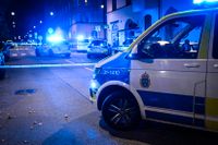 Polis på plats i Vasastan i Stockholm, där en man hittades skottskadad på onsdagskvällen.