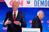 Efter att rivalen Bernie Sanders (till höger) på onsdagen kastade in handduken står Joe Biden (till vänster) nu ensam kvar som demokraternas presidentkandidat.