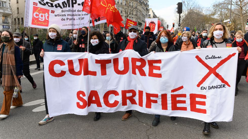 ”Kultur offras”, en paroll när fackorganisationen CGT arrangerade en demonstration i Paris den 4 februari.
