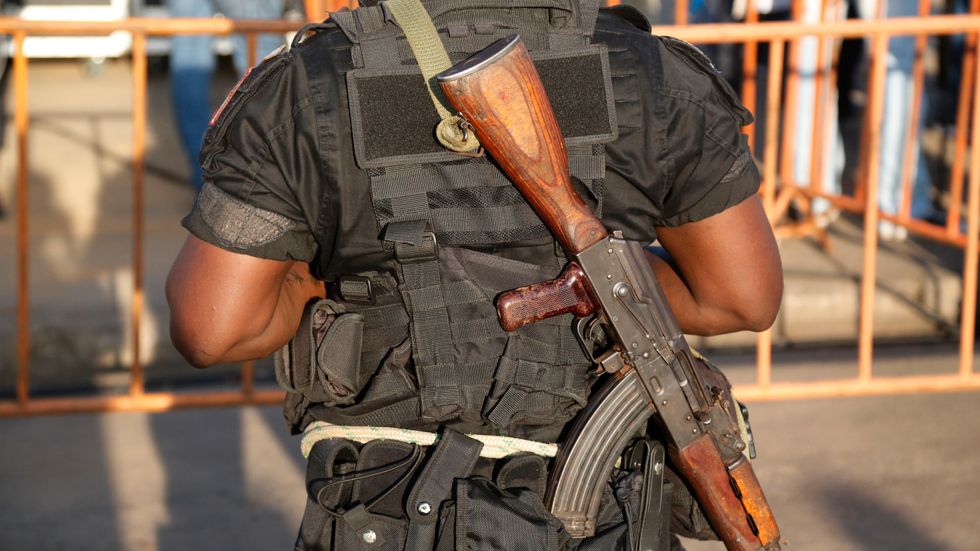 En ivoriansk soldat i Abidjan. Arkivbild.