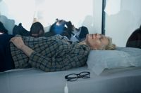 Ordentlig sömn minskar risken för förhastade och felaktiga beslut. På bilden sover skådespelaren Tilda Swinton under en dag i en glasbox på New York’s Museum of Modern Art. Konstverket heter ”The Maybe” och utfördes måndag 25 mars 2013. 