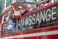 Anhängare till Wikileaksgrundaren Julian Assange protesterar utanför det brittiska inrikesdepartementet mot beslutet att utlämna honom till USA.