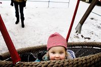 Lilla Julia Johard, 2 år, leker med mamma Annika Johard i Kronobergsparken.