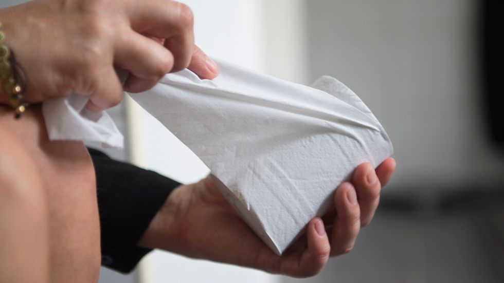 Toalettpapper tillverkas av kortfibrig sulfatmassa. Arkivbild.