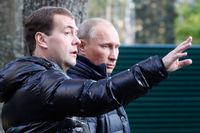 Det ryska ledarparet Dmitrij Medvedev och Vladimir Putin tillsammans.