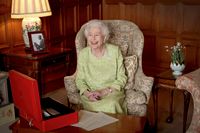 Drottning Elizabeth II, tidigare i veckan, med sin röda låda med viktiga dokument att läsa.