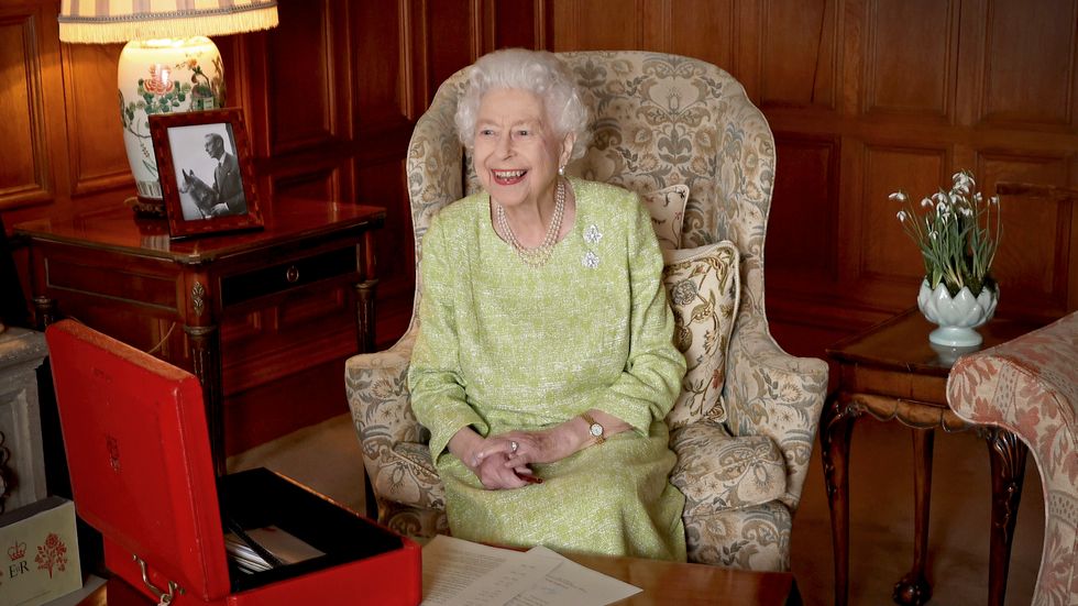 Drottning Elizabeth II, tidigare i veckan, med sin röda låda med viktiga dokument att läsa.