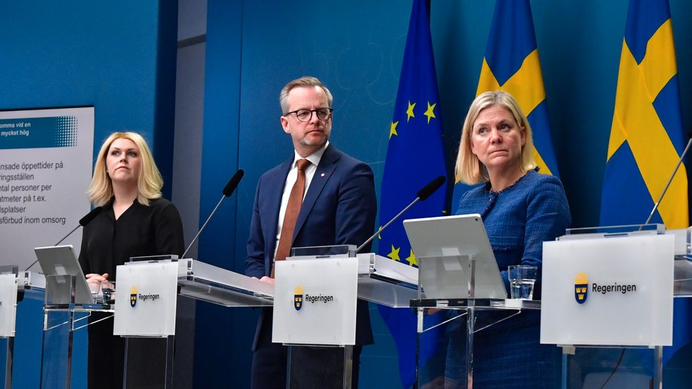 Socialminister Lena Hallengren, finansminister Mikael Damberg och statsminister Magdalena Andersson.