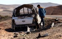 En ung man studerar en bil som träffats av turkiska anfall vid byn Taql Baql i provinsen al-Hasakah, Syrien.