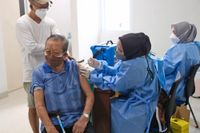 Covid-19-vaccinet från USA-firman Novavax har redan fått nödtillstånd i exempelvis Indonesien. Här vaccineras en man i Tangerang utanför Jakarta i oktober. Arkivfoto.