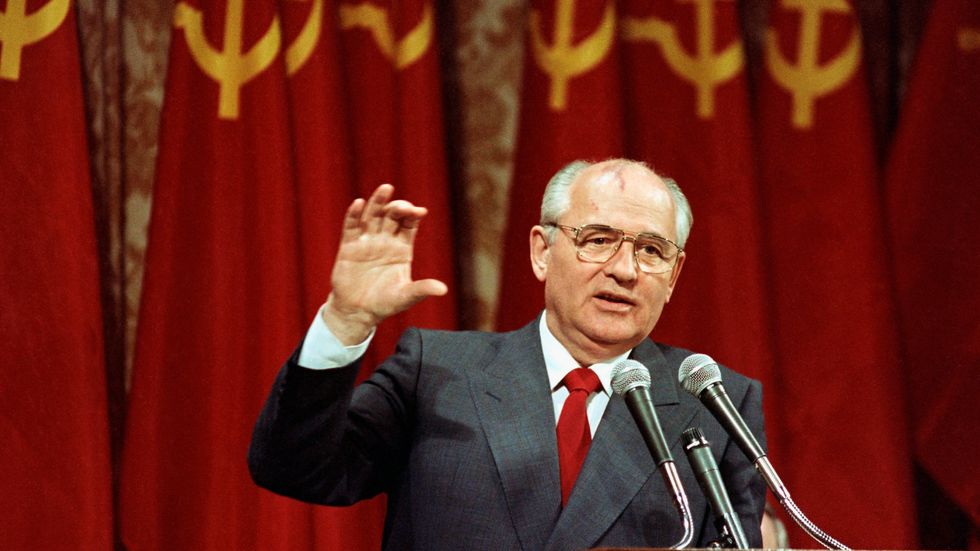 Gorbatjovs agerande ger nycklar både till Rysslands tillfälliga demokratisering och till dess auktoritära återfall. 