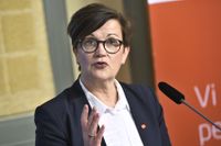 Pensionsmyndighetens generaldirektör Katrin Westling Palm överlämnar rapport om stärkt konsumentskydd inom premiepensionen till socialförsäkringsministern.