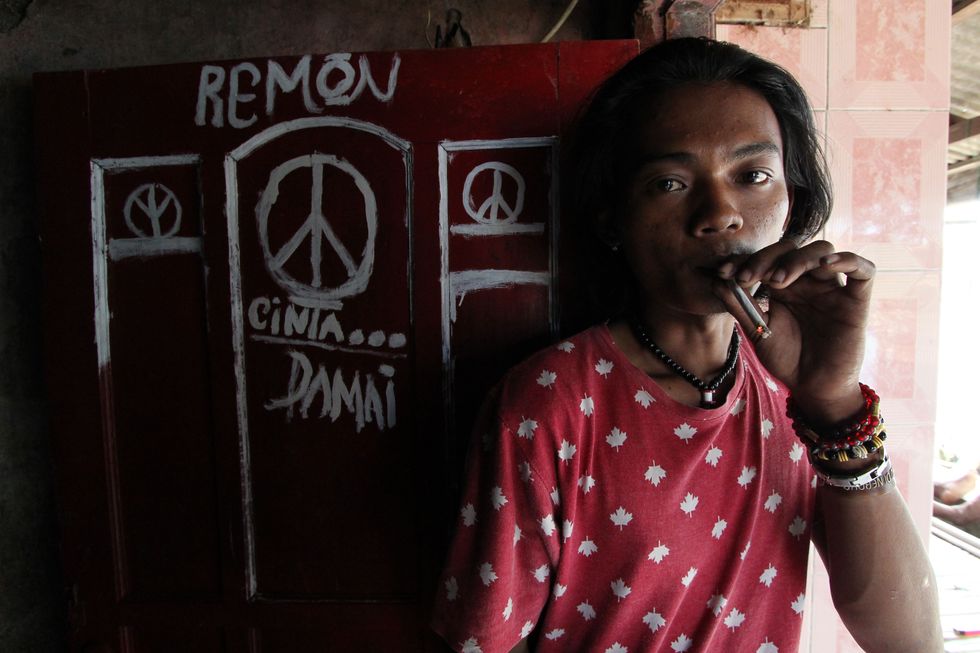 Sutrisna bor i indonesiska Muara Gembong. Havet äter långsamt upp marken och hotar hennes by.