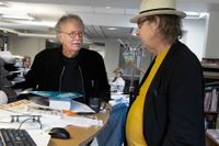 Kulturredaktören Gunnar Bergdahl, i hatt, var till en början ”jävligt besvärad” över att ha sin företrädare, dessutom tidningens ägare, som medarbetare på kulturredaktionen. I dag är han och Sören Sommelius vänner.