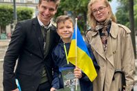 Ledarsidans Adam Yngve och Linnea Dubois flankerar unge ukrainaren Tymur som sjunger på Måndagsrörelsens möten.