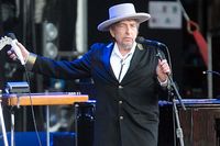 Efter tolv dagar kommenterade Bob Dylan att han fått Nobelpriset.