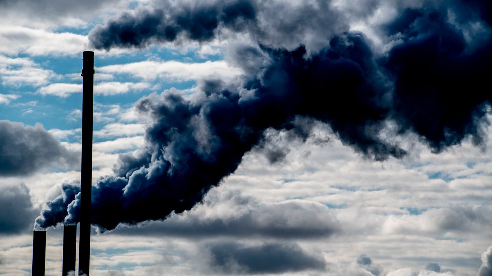 Forskarna skriver att utsläpp av växthusgaser fortsatt ökar lavinartat och har förödande effekter på jordens klimat.
