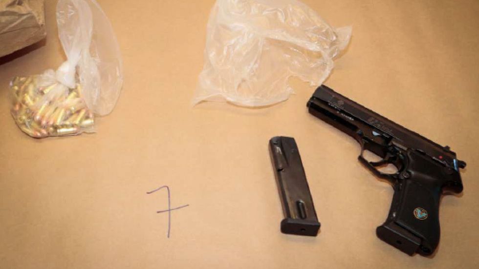 I en utredning med koppling till Bandidos hittades en sydafrikansk pistol som hade sålts av 43-åringen, visar SvD:s granskning.