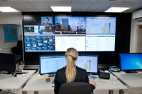 En kvinna övervakar skärmar på MSB:s kontor i centrala Stockholm. Arkivbild.