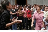 En kvinna från en feministgrupp diskuterar de hårda abortlagarna utanför en katolsk kyrka i Nicaragua.