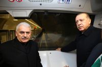 Turkiets premiärminister Binali Yildirim är ute och åker tåg med president Recep Tayyip Erdogan. Bilden togs vid invigningen av en ny metro-linje i december.