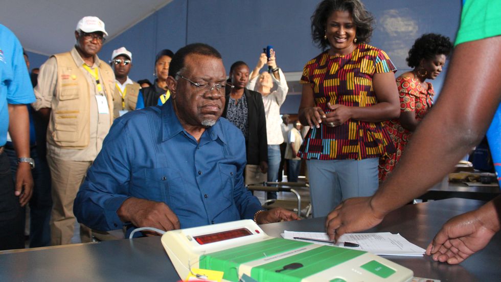 Namibias president Hage Geingob när han röstade i valet onsdagen den 27 november.
