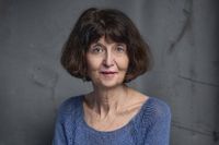 Marie Lundquist är prisbelönt poet, författare och översättare. Sedan 2023 sitter hon på stol nummer 4 i Samfundet De Nio.