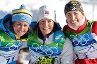 Justyna Kowalczyk, till höger, tog brons i dubbeljakten. Marit Björgen, mitten, tog guld och Anna Haag fick silver.