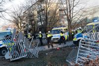Polisen motar bort motdemonstranter bakom forcerade kravallstaket i Sveaparken i Örebro, där Rasmus Paludan, partiledare för det danska högerextrema partiet Stram kurs, hade fått tillstånd för en sammankomst.