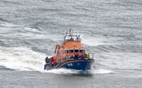 Flera människor räddades från en överfull uppblåsbar båt i engelska kanalen 23 april. Fem personer omkom, däribland en sjuåring som bott i Sverige.