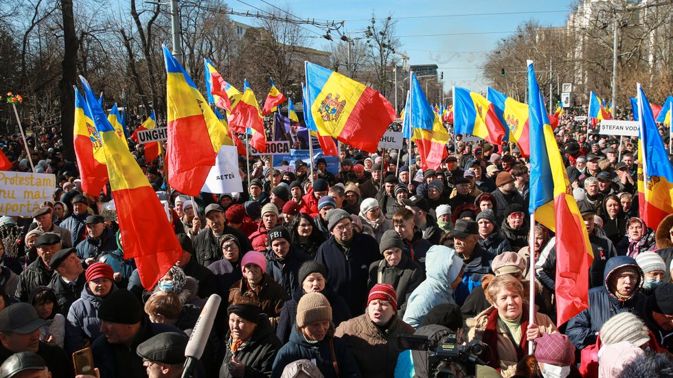 Regimkritiska demonstranter i Moldaviens huvudstad Chisinau på söndagen.