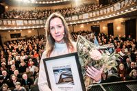 Linnea Axelsson belönas med SvD:s litteraturpris för sitt diktepos ”Ædnan”. Ædnan är gammal nordsamiska och betyder ”landet”, ”marken” eller  ”jorden”.